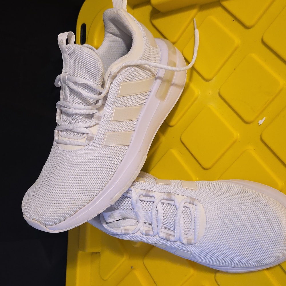 ADIDAS WOMENS RACER TR23 SIZE 10.5W/9M WHITE.